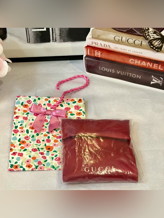 Gucci Accessories - NIP GUCCI BEAUTY Floral
Compact 2 Sided Mirror. Includes floral shopping bag🌺💖🌸